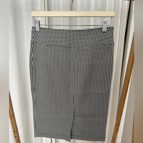 (NWOT) Classic Houndstooth Pencil Skirt by SOHO APPAREL LTD. | Chic Workwear - Picture 2 of 2